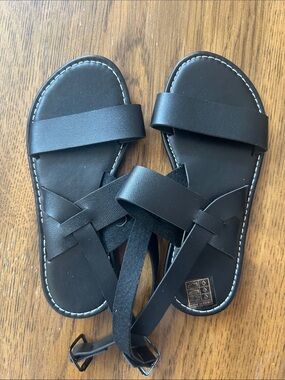 SHEIN Kids Black Cross-Strap Flat Sandals